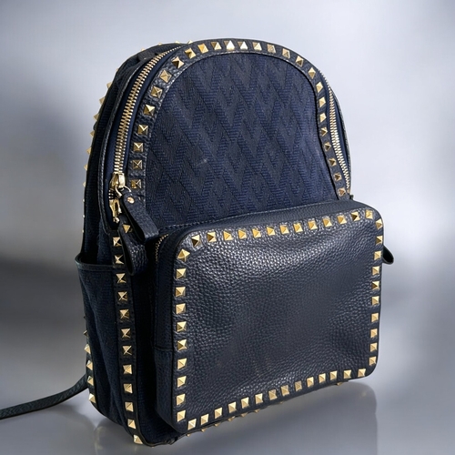 578 - A Valentino Garavani rockstud leather backpack.24cm (W) x 32cm (H) x 10cm (Depth)