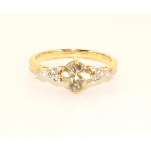 102 - 9ct gold ladies vintage Peridot and Diamond chip shoulder ring size N