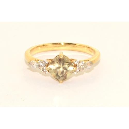 102 - 9ct gold ladies vintage Peridot and Diamond chip shoulder ring size N