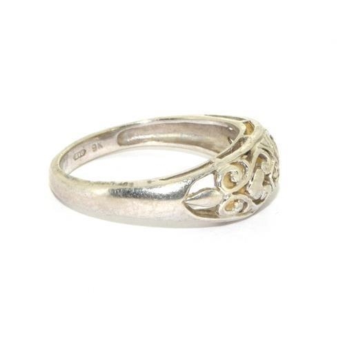 22 - 9ct gold white gold ladies open work ring set with diamond centre size M