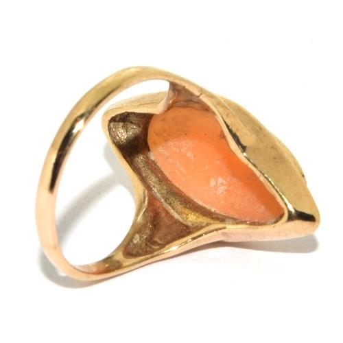 25 - 9ct Gold Cameo diamond shape Ring. 4g Size O.