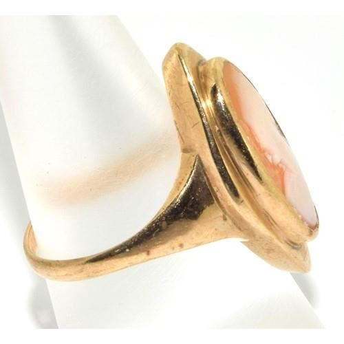 25 - 9ct Gold Cameo diamond shape Ring. 4g Size O.