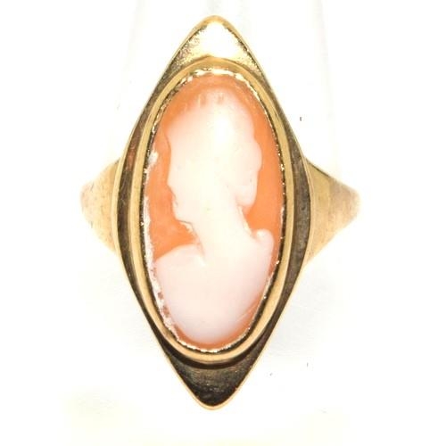 25 - 9ct Gold Cameo diamond shape Ring. 4g Size O.