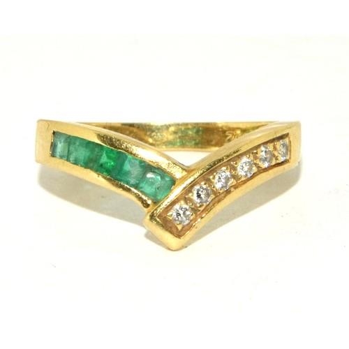 26 - 18ct gold ladies Emerald and Diamond wish bone ring 3.7g size M