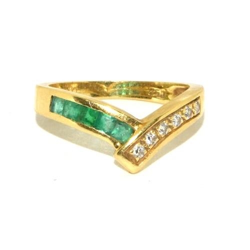 26 - 18ct gold ladies Emerald and Diamond wish bone ring 3.7g size M