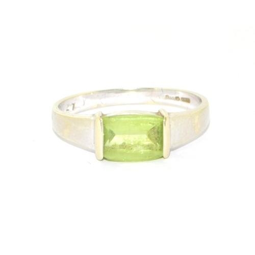 66 - 9ct white gold Peridot oblong set centre40 stone 2.6g size P