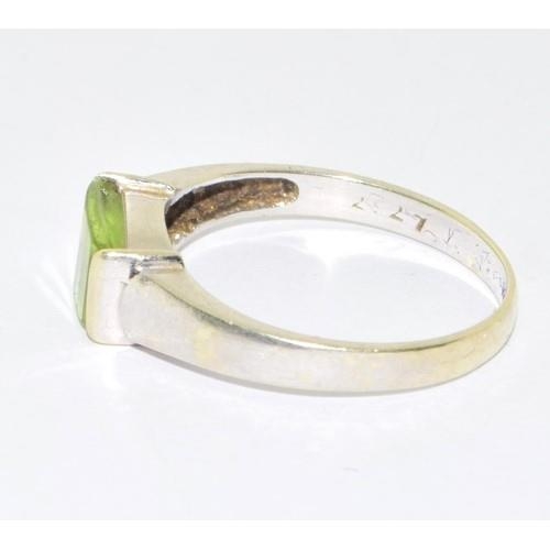 66 - 9ct white gold Peridot oblong set centre40 stone 2.6g size P