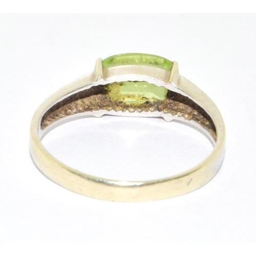 66 - 9ct white gold Peridot oblong set centre40 stone 2.6g size P