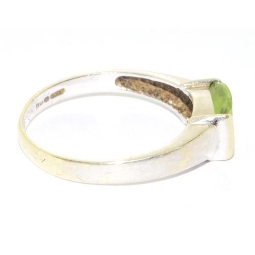 66 - 9ct white gold Peridot oblong set centre40 stone 2.6g size P