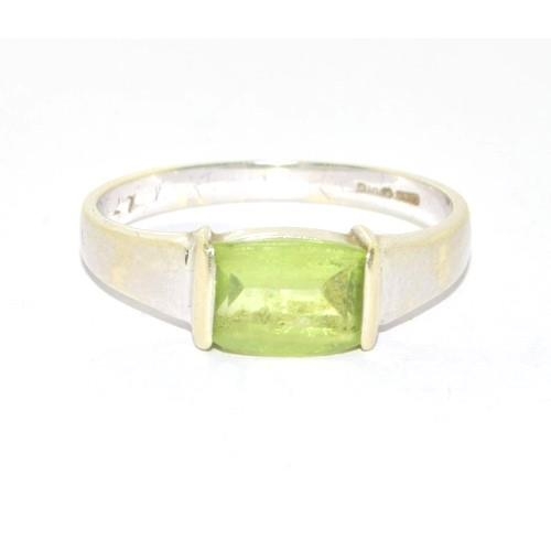 66 - 9ct white gold Peridot oblong set centre40 stone 2.6g size P