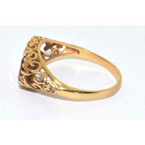 275 - 9ct gold vintage Garnet 3 stone ring in a scroll work setting size P