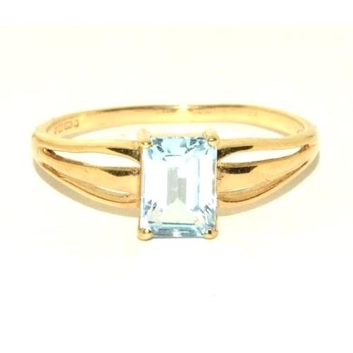 319 - 9ct gold ladies Aquamarine ring size O