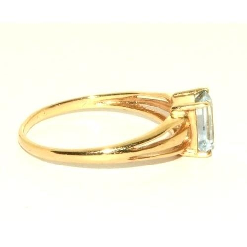 319 - 9ct gold ladies Aquamarine ring size O