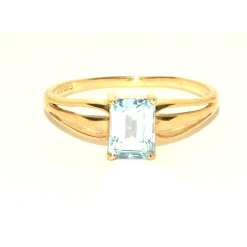 319 - 9ct gold ladies Aquamarine ring size O