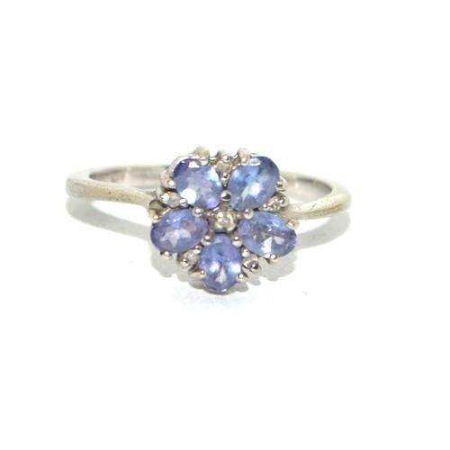 341 - 9ct white gold ladies Diamond and Amethyst daisy head ring size M