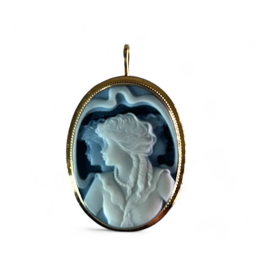 249 - 18ct Gold & Agate 'three Graces' cameo brooch.High relief carved. Made in Italy.Stamped 750.35 x... 