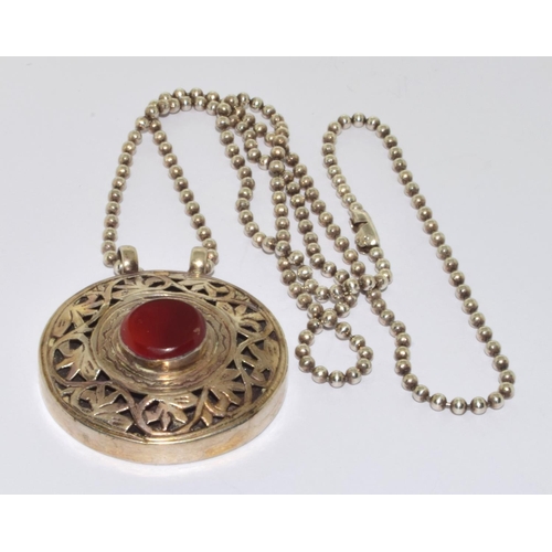 304 - 925 silver vintage Carnelian set pendant on a silver ball chain