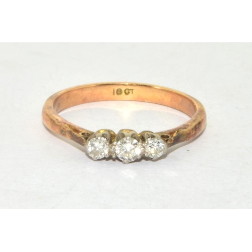 334 - 18ct gold ladies 3 stone Diamond ring with approx 20 points of diamond size N