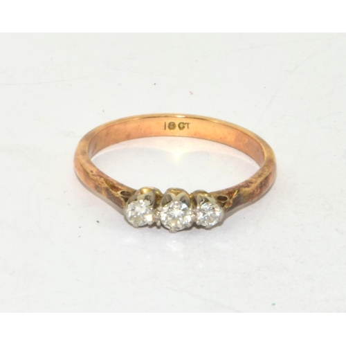 334 - 18ct gold ladies 3 stone Diamond ring with approx 20 points of diamond size N