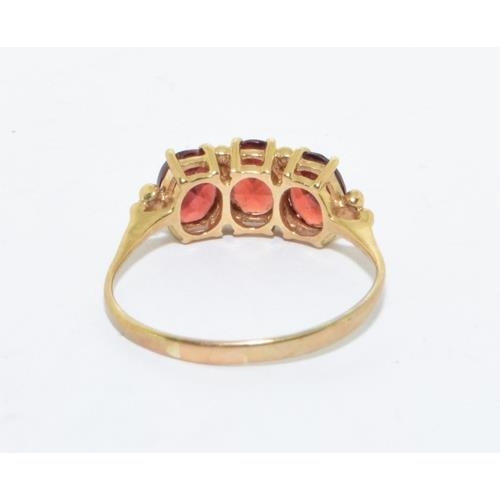 198 - 9ct gold antique set 3 stone Garnet ring size R