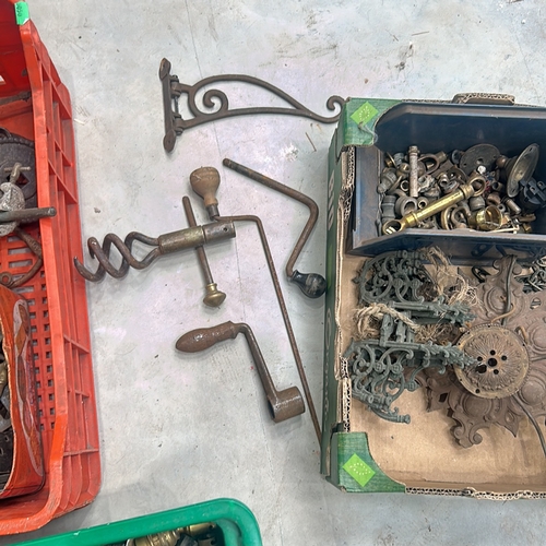 71 - Mixed lot of vintage and antique metal hardware, including ornate cast iron pieces, mechanical parts... 