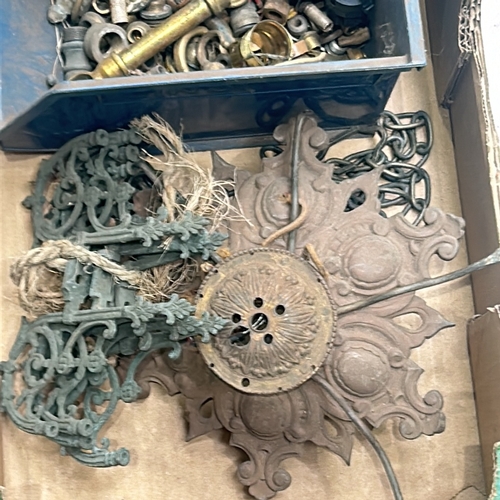 71 - Mixed lot of vintage and antique metal hardware, including ornate cast iron pieces, mechanical parts... 