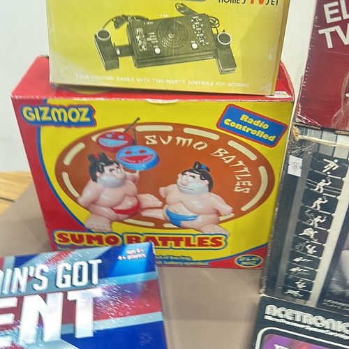 77 - Mixed Lot: Gizmoz Sumo Battles radio-controlled game, Prinztronic Tournament VC 6000 video computer,... 