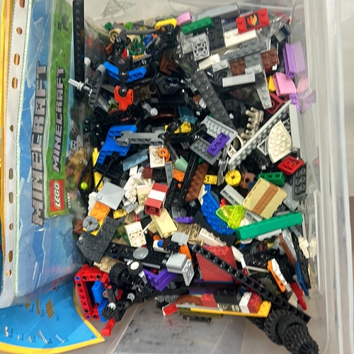 89 - Mixed lot of LEGO pieces, featuring various sets including Star Wars mini building sets. Includes in... 