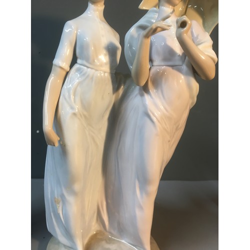 104 - Lladro Figures x 2 - Model Nos 5408 Sunday Stroll, 5788 Talk of the Town