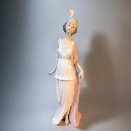 104 - Lladro Figures x 2 - Model Nos 5408 Sunday Stroll, 5788 Talk of the Town