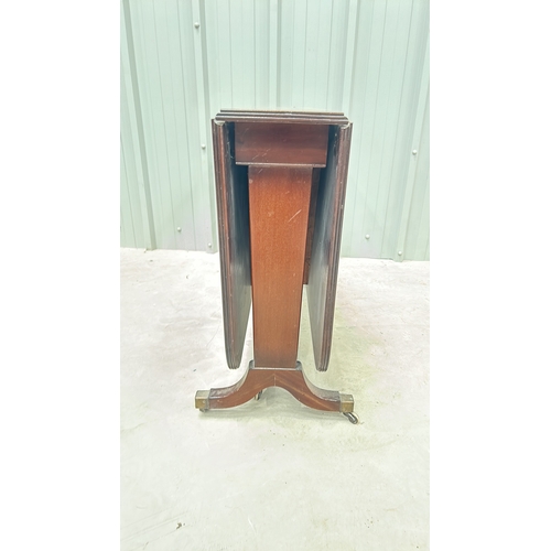 271 - Mahogany drop-leaf table by Thomas Glenister, High Wycombe, England.