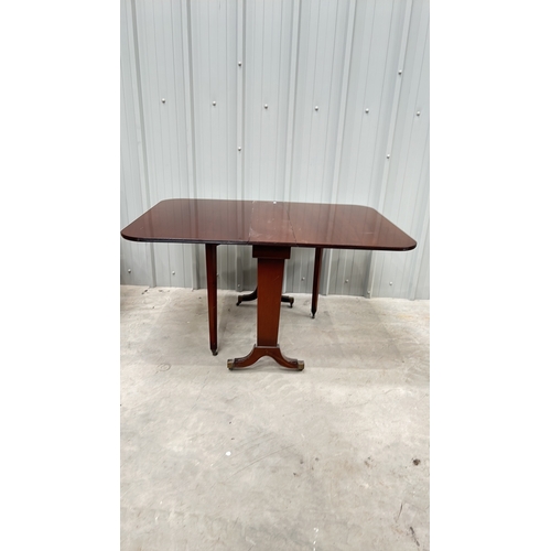 271 - Mahogany drop-leaf table by Thomas Glenister, High Wycombe, England.