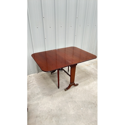 271 - Mahogany drop-leaf table by Thomas Glenister, High Wycombe, England.