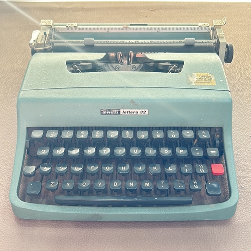 289 - Vintage Olivetti Lettera 32 typewriter, iconic portable design, from the 1960s. Mint green casing wi... 