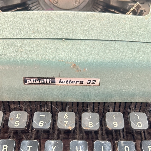 289 - Vintage Olivetti Lettera 32 typewriter, iconic portable design, from the 1960s. Mint green casing wi... 