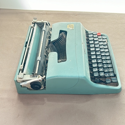 289 - Vintage Olivetti Lettera 32 typewriter, iconic portable design, from the 1960s. Mint green casing wi... 