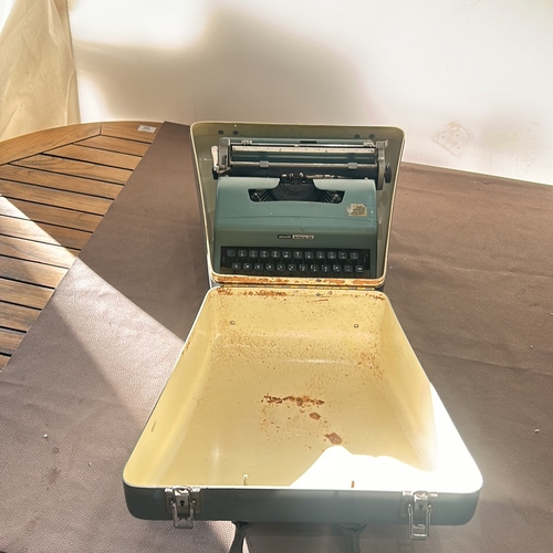 289 - Vintage Olivetti Lettera 32 typewriter, iconic portable design, from the 1960s. Mint green casing wi... 