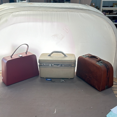 290 - A Vintage Samsonite Vanity case, produced in Belgium. With 2 others including a a durable leather ex... 