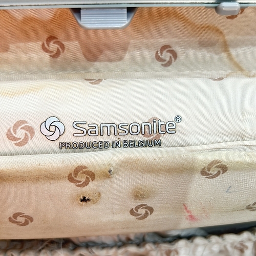 290 - A Vintage Samsonite Vanity case, produced in Belgium. With 2 others including a a durable leather ex... 