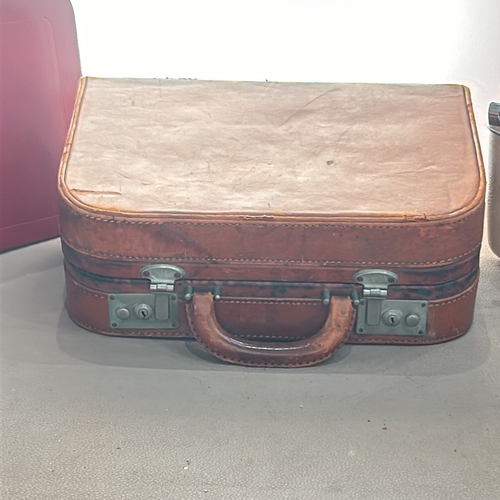 290 - A Vintage Samsonite Vanity case, produced in Belgium. With 2 others including a a durable leather ex... 