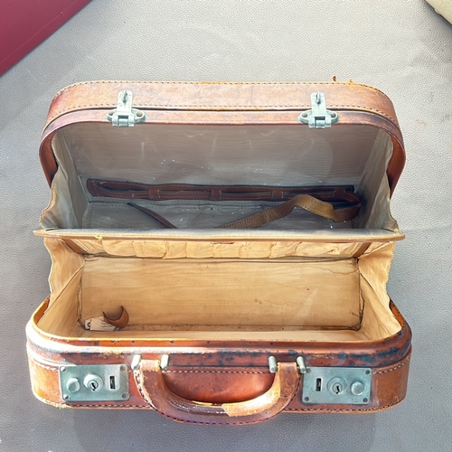 290 - A Vintage Samsonite Vanity case, produced in Belgium. With 2 others including a a durable leather ex... 