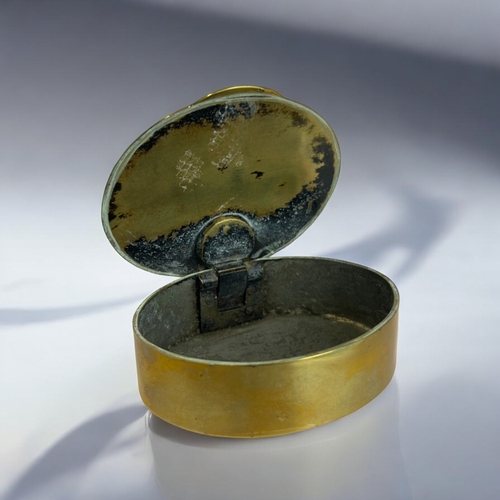 270 - A George III brass tobacco box.18th century.Ovoid form, with hinged lid. 9 x 7.5 x 4 cm... 