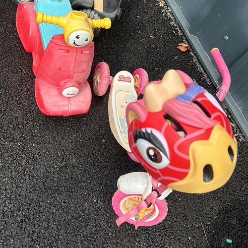 367 - Mixed lot of ride-on toys and scooters, including a tricycle and a scooter.