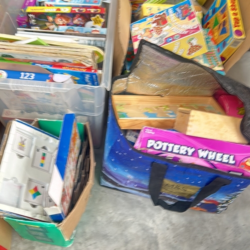 383 - Mixed lot of games and puzzles, including 