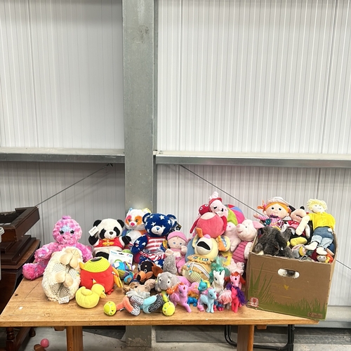 386 - Mixed lot of plush toys and vintage 