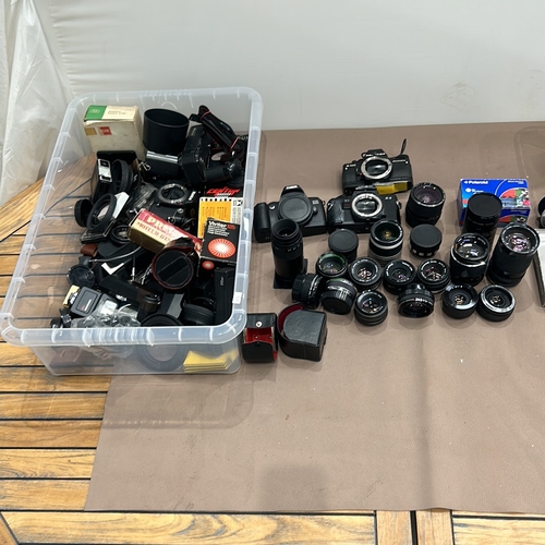 389 - Mixed lot of vintage camera equipment, including lenses, boxes, and various accessories from brands ... 