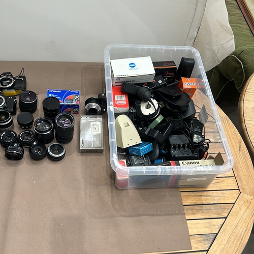 389 - Mixed lot of vintage camera equipment, including lenses, boxes, and various accessories from brands ... 