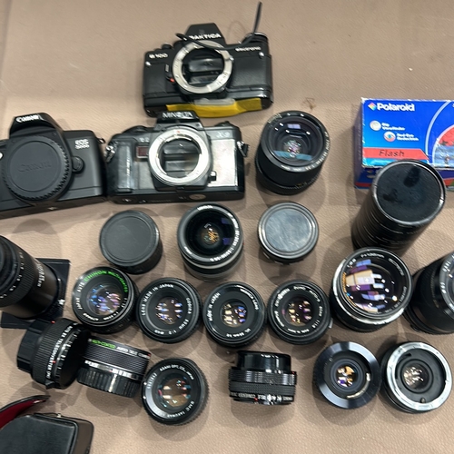 389 - Mixed lot of vintage camera equipment, including lenses, boxes, and various accessories from brands ... 