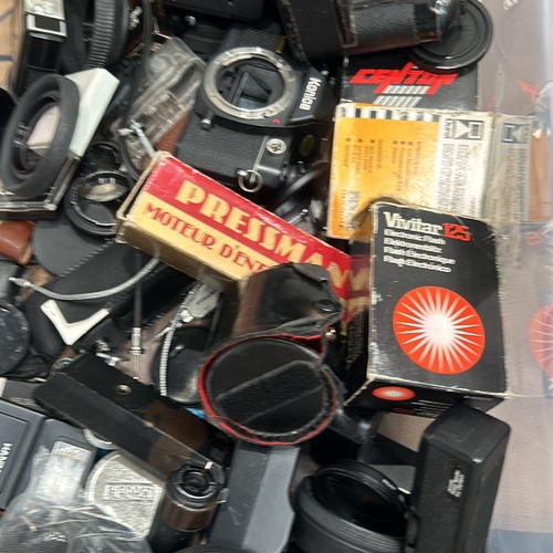 389 - Mixed lot of vintage camera equipment, including lenses, boxes, and various accessories from brands ... 