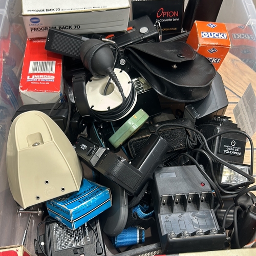 389 - Mixed lot of vintage camera equipment, including lenses, boxes, and various accessories from brands ... 